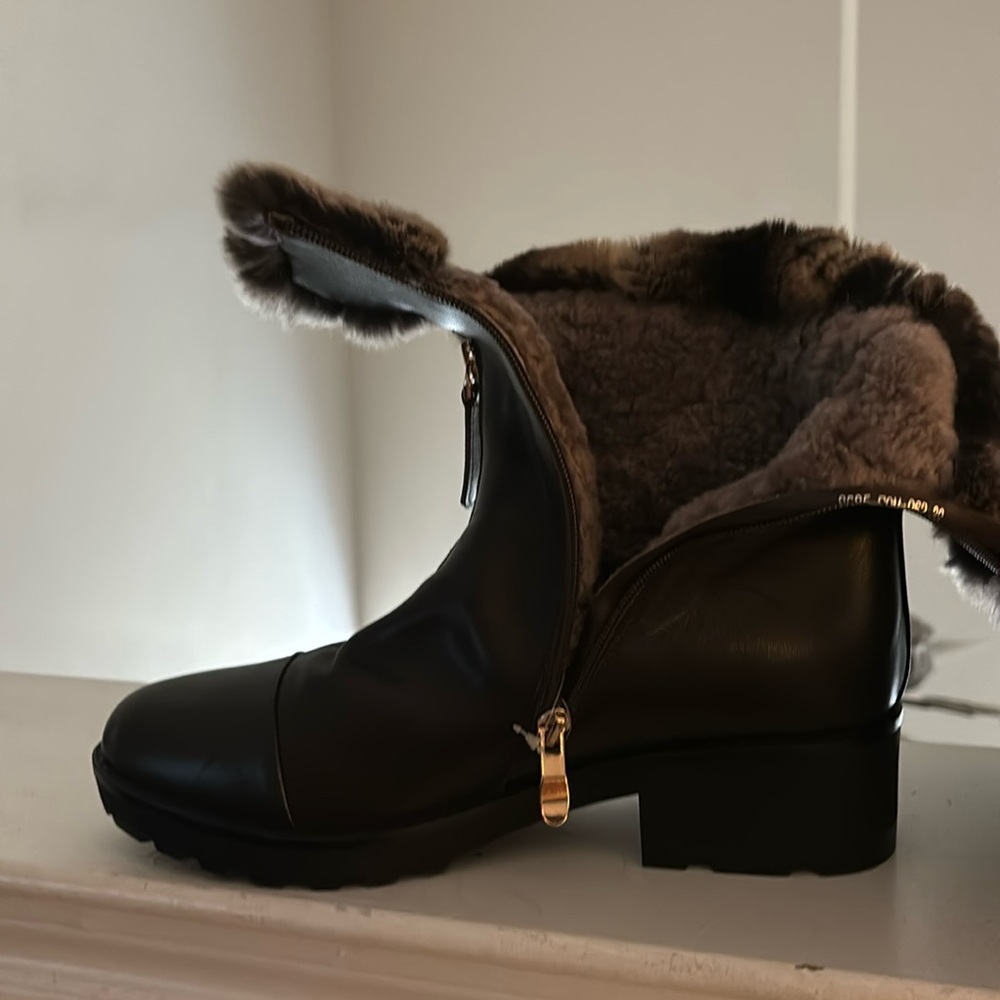 Women’s boots never worn